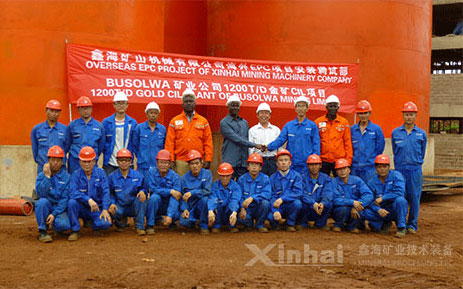 鑫海矿装坦桑尼亚1200t/d金矿选矿厂项目现场工作人员与客户合影